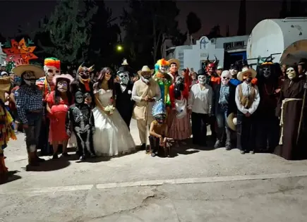 Realizan el baile de huehues en panteón
