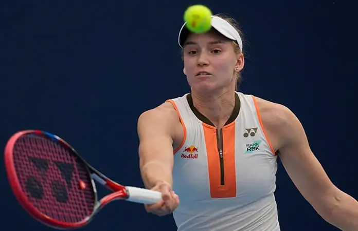 Remonta Rybakina a Swiatek en las Finales