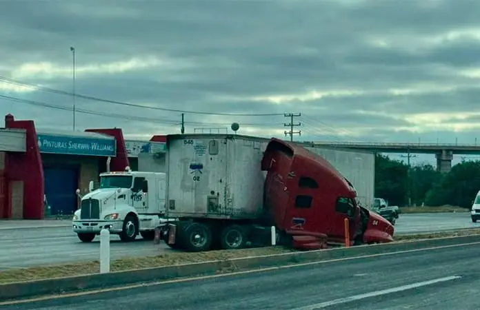 Se accidenta tráiler en la carretera a México