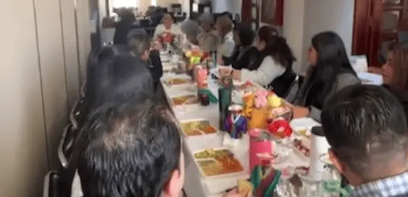 Sorprenden a magistrada en desayuno realizado en horario laboral