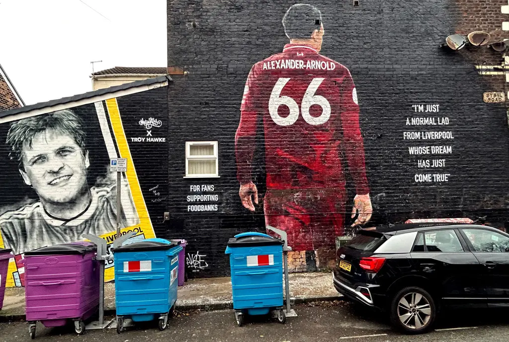 Vandalizan mural de Trent Alexander-Arnold
