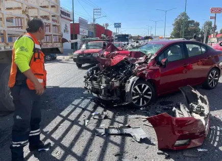 Tres lesionados en fuerte choque sobre carretera a Rioverde
