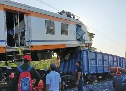 Brutal colisión de trenes en la India