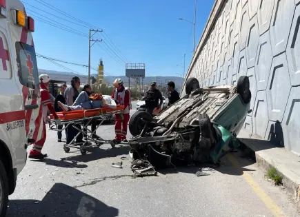 Dos lesionados en choque y volcadura en Circuito Potosí