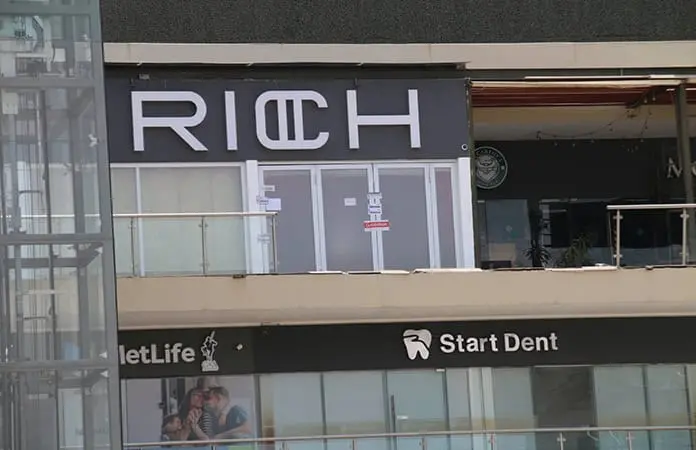 Ofrecen 700 mil pesos para reparar daño por caso Rich; familias lo califican de burla