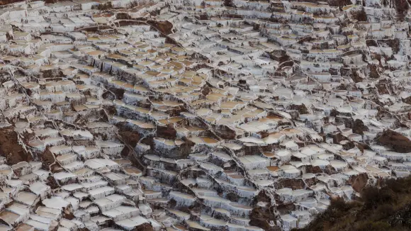 Minería de sal en Perú: tradiciones andinas en Maras Minería de sal en Perú: tradiciones andinas en Maras