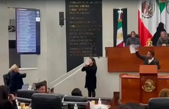 Carlos Arreola y Frinné Azuara, durante la sesión.