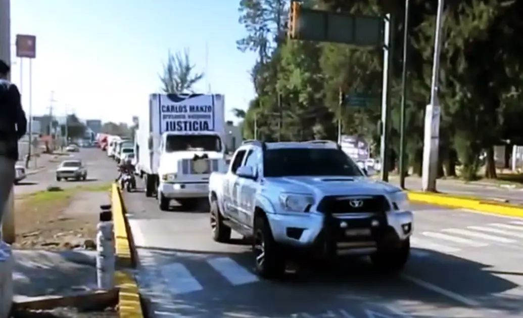 Transportistas marchan en Uruapan por la paz y justicia