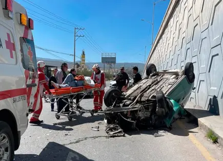 Choque volcadura en Circuito Potosí, deja dos lesionados