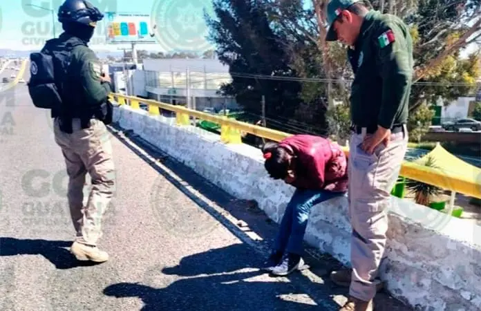 Mujer intenta lanzarse de un puente
