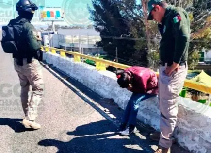 Mujer intenta lanzarse de un puente