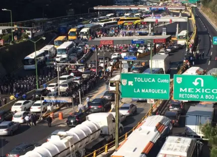 Protesta de familiares colapsa vialidad en México-Toluca