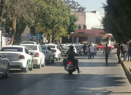 Cierran tramo de Eje Vial por manifestación de taxistas