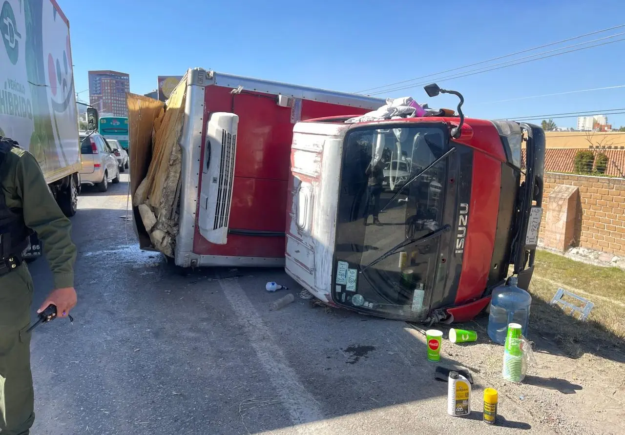Vuelca camión abarrotero sobre Circuito Potosí; sólo hay daños