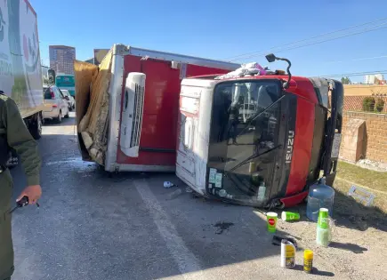 Vuelca camión abarrotero sobre Circuito Potosí; sólo hay daños
