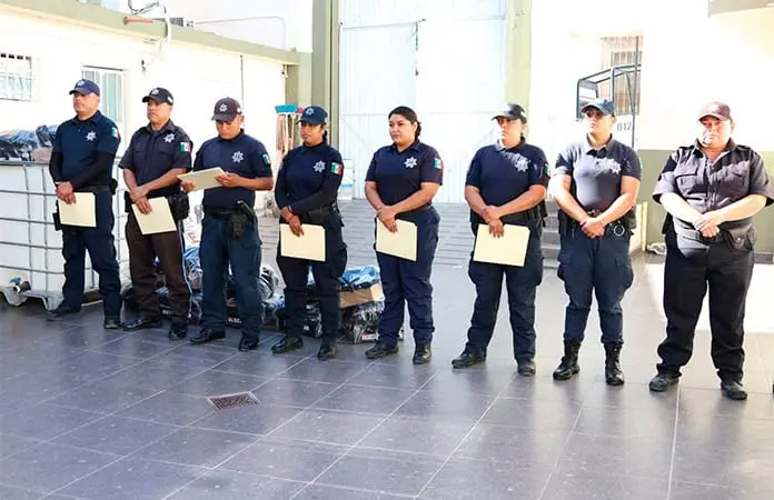 Dan reconocimientos a policías municipales
