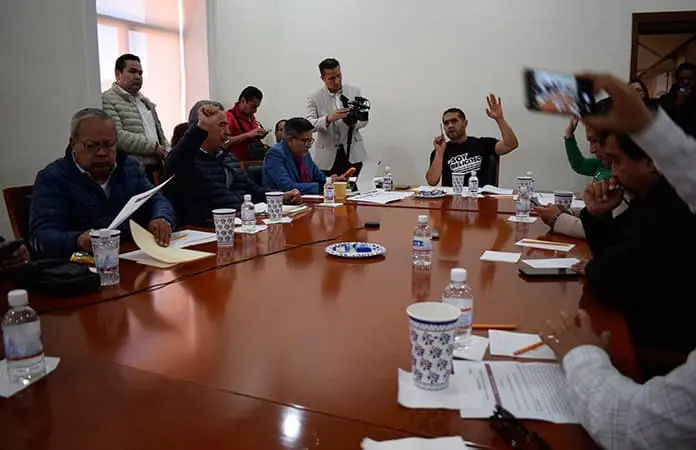 Diputados dan la espalda a los profes jubilados