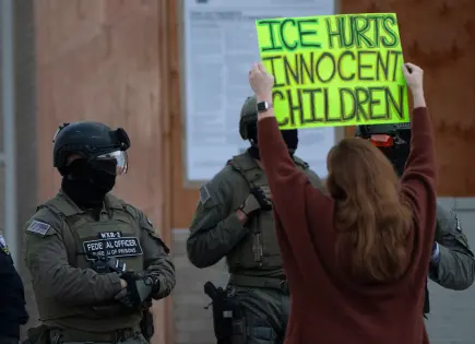 ICE establece Centro de Atención Telefónica para ubicar niños migrantes ICE establece Centro de Atención Telefónica para ubicar niños migrantes