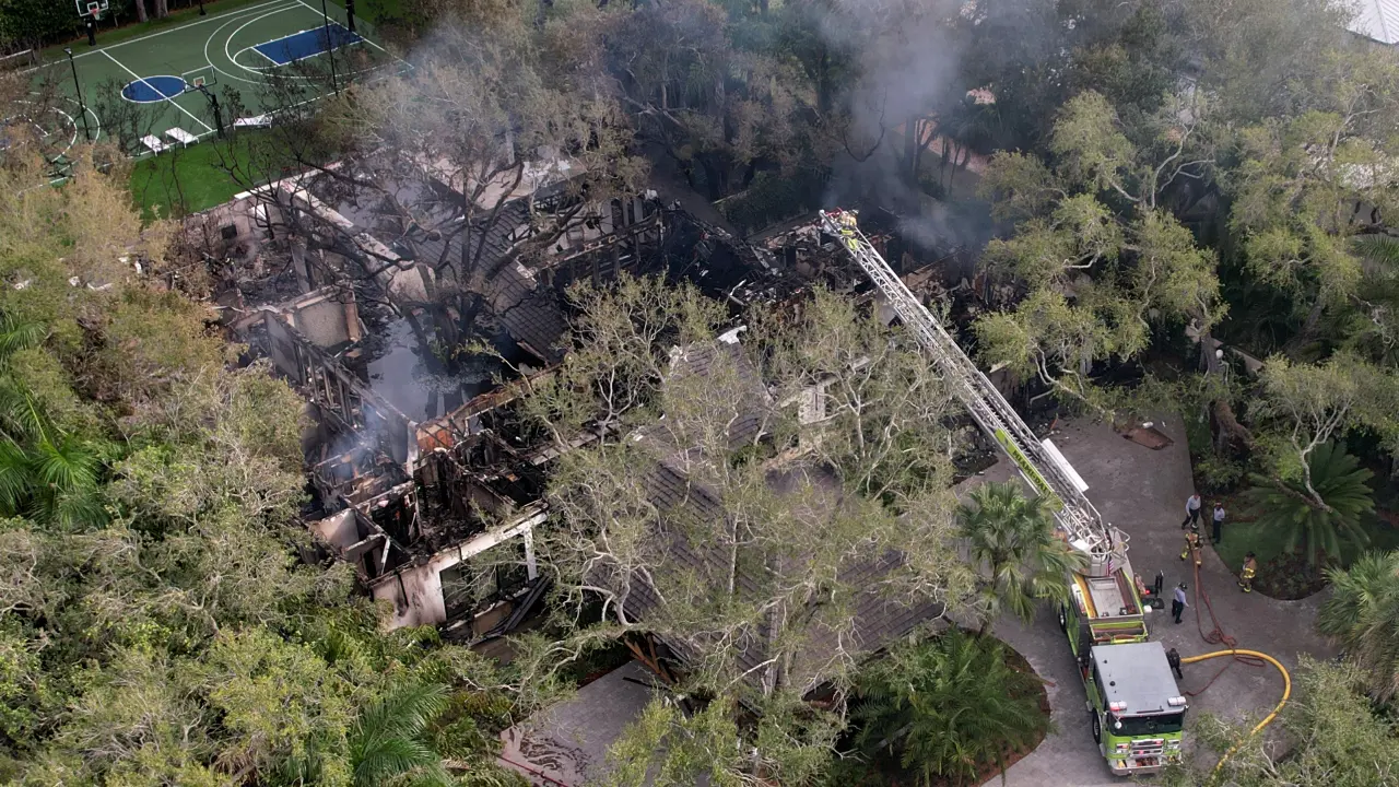 Incendio arrasa casa de Erik Spoelstra en Coral Gables