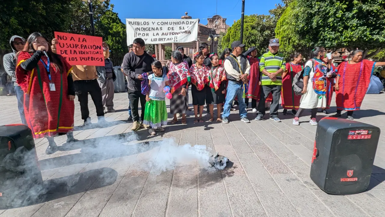Indígenas instalan plantón por sus derechos en Palacio Municipal