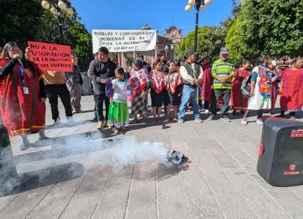 Indígenas instalan plantón por sus derechos en Palacio Municipal Indígenas instalan plantón por sus derechos en Palacio Municipal