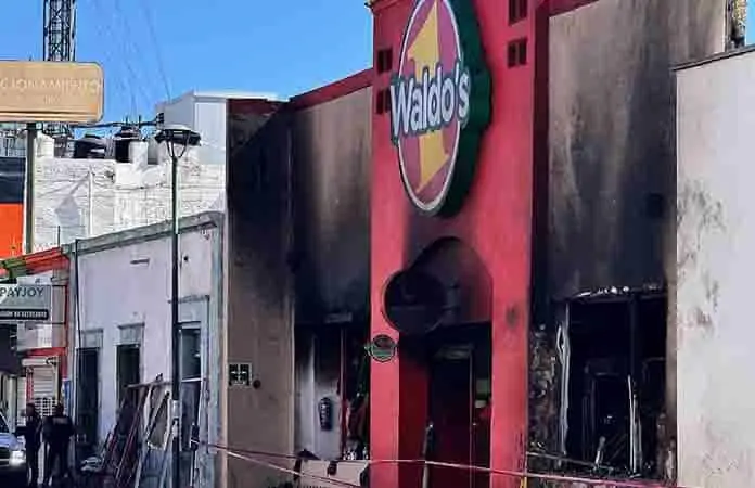 Suben víctimas por incendio en tienda