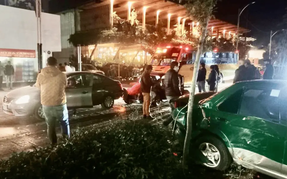 Conductor de vocho provoca choque en Carranza; solo daños