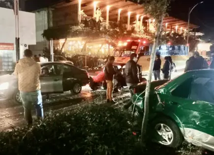 Conductor de vocho provoca choque en Carranza; solo daños