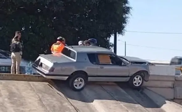 Conductor resulta golpeado tras choque en puente Valentín Amador