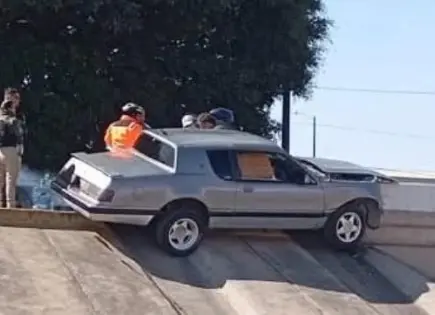 Conductor resulta golpeado tras choque en puente Valentín Amador