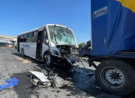 Muere conductora de transporte de personal tras choque en la 57