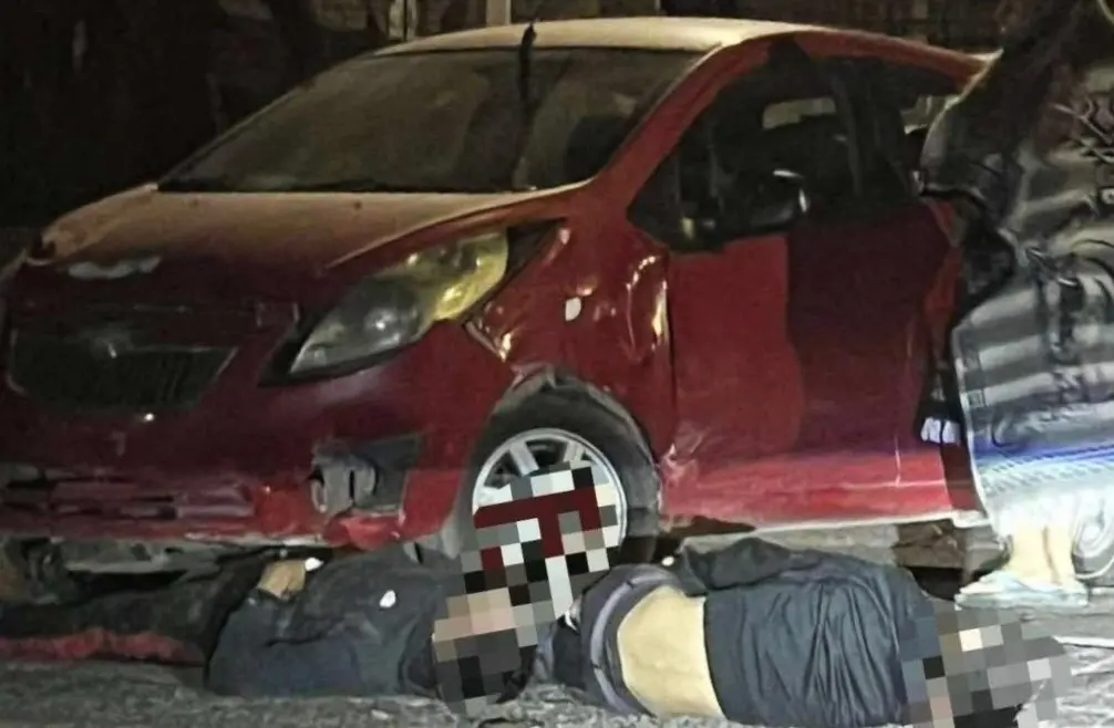 Conductora embiste a motociclistas; uno muere