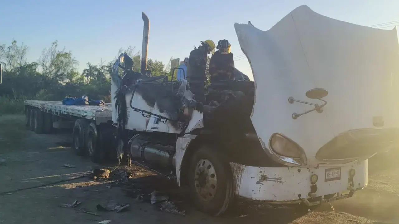 Incendio consume tráiler estacionado en bulevar Lázaro Cárdenas