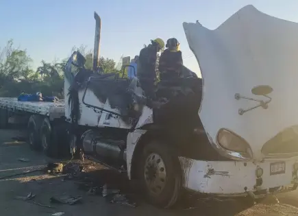 Incendio consume tráiler estacionado en bulevar Lázaro Cárdenas