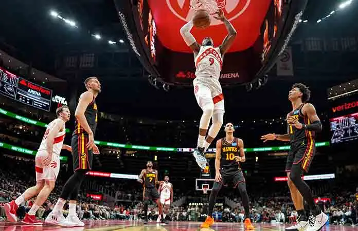 Raptors remontan y vencen al Hawks