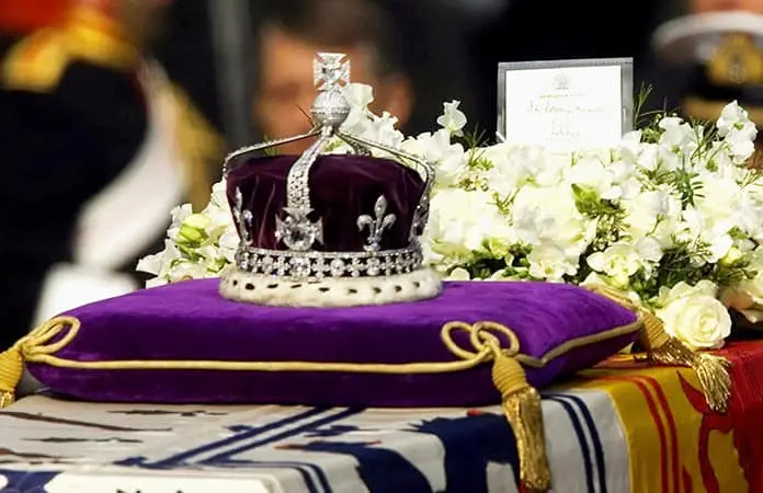 Reavivan debate sobre origen de joyas del Louvre