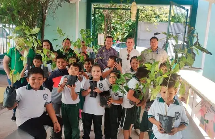 Reforestan márgenes del río Tampaón