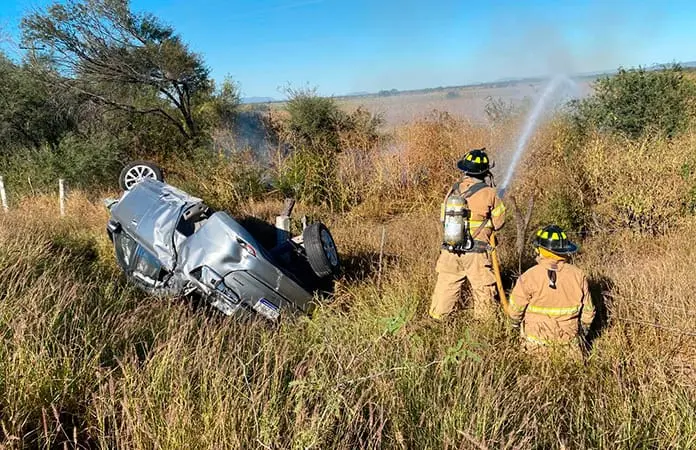 Auto se incendia y vuelca