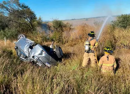 Auto se incendia y vuelca