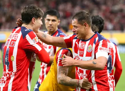 Triunfo de Chicharito Hernández con gol y lágrimas en Chivas