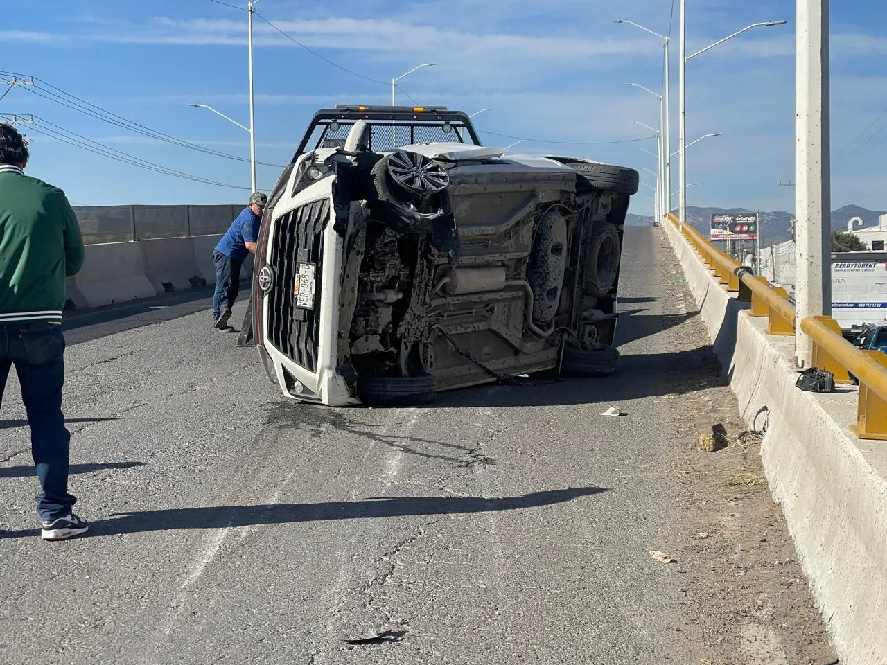 Choque en Circuito Potosí deja dos vehículos volcados