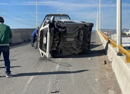 Choque en Circuito Potosí deja dos vehículos volcados