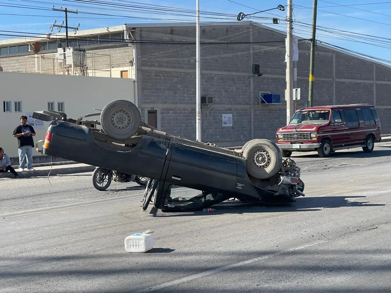 Choque y volcadura en el circuito Potosí deja solo daños materiales