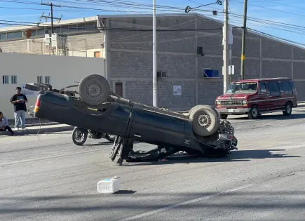 Choque y volcadura en el circuito Potosí deja solo daños materiales