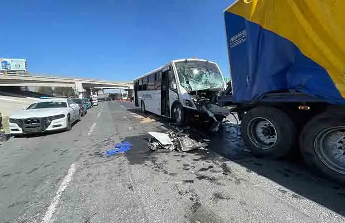 Fallece conductora de camión al chocar contra un tráiler