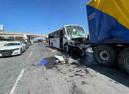 Fallece conductora de camión al chocar contra un tráiler