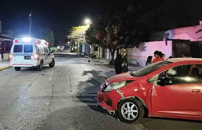 Jóvenes en moto sufren accidente, uno muere