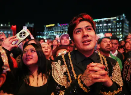 Juan Gabriel supera récord de asistentes en el Zócalo
