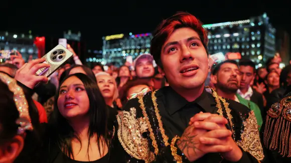 Juan Gabriel supera récord de asistentes en el Zócalo