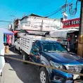 Quedan atrapados vehículos en tianguis de la calle Abasolo 